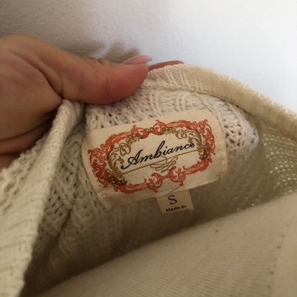 Cold shoulder sweater - Picture 3 of 3